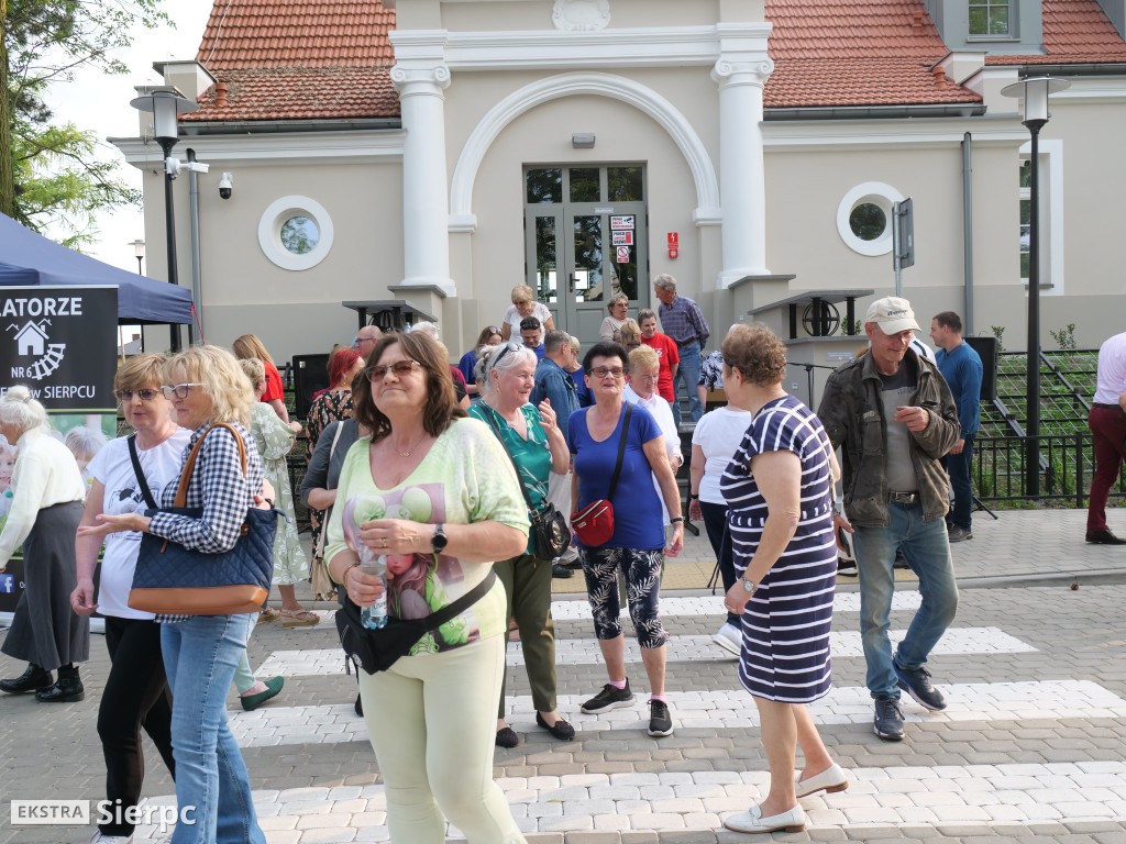 Potańcówka przed dworcem kolejowym w Sierpcu