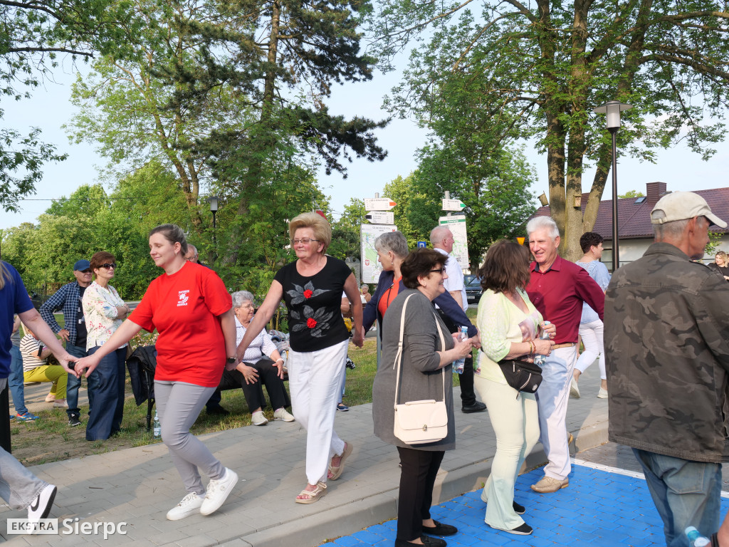 Potańcówka przed dworcem kolejowym w Sierpcu