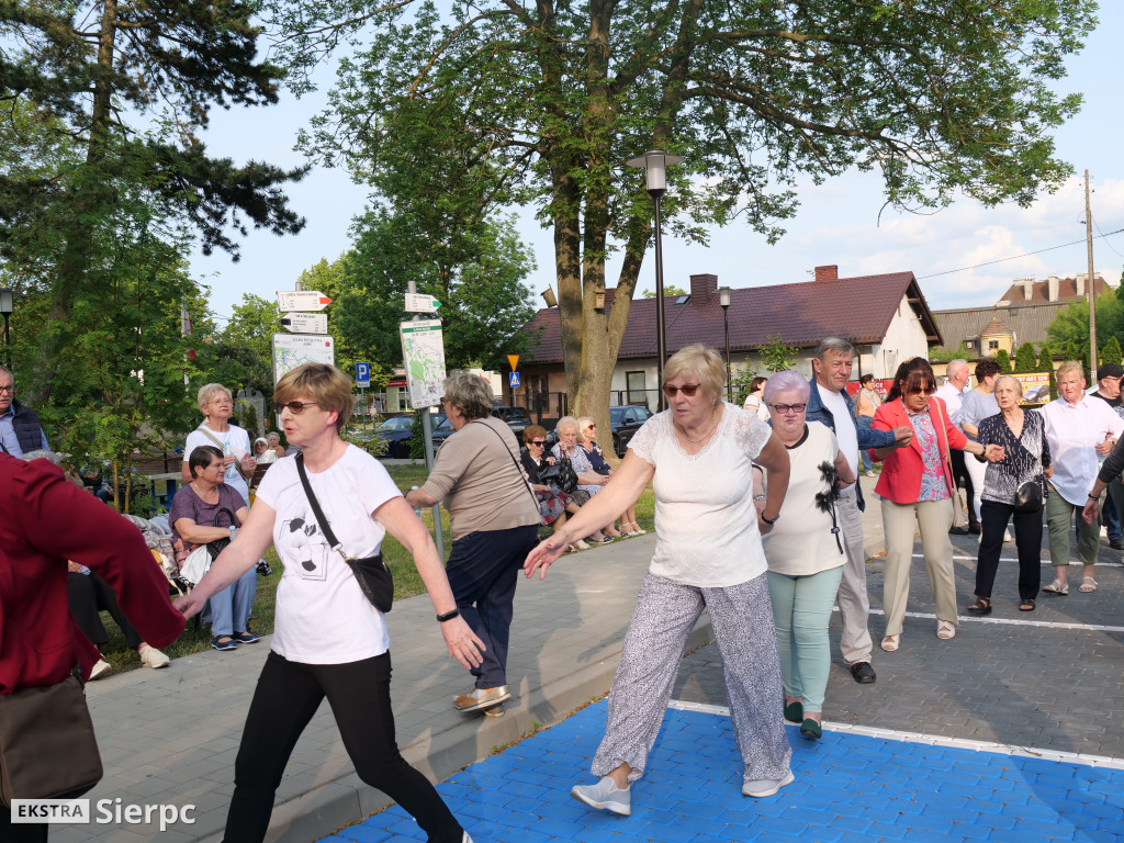 Potańcówka przed dworcem kolejowym w Sierpcu