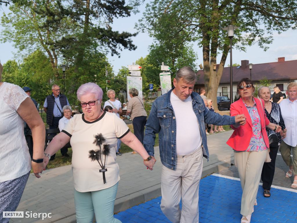 Potańcówka przed dworcem kolejowym w Sierpcu