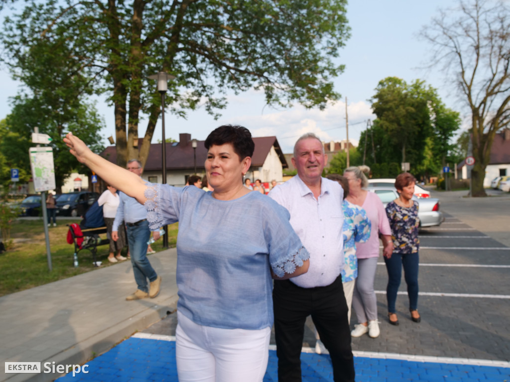 Potańcówka przed dworcem kolejowym w Sierpcu