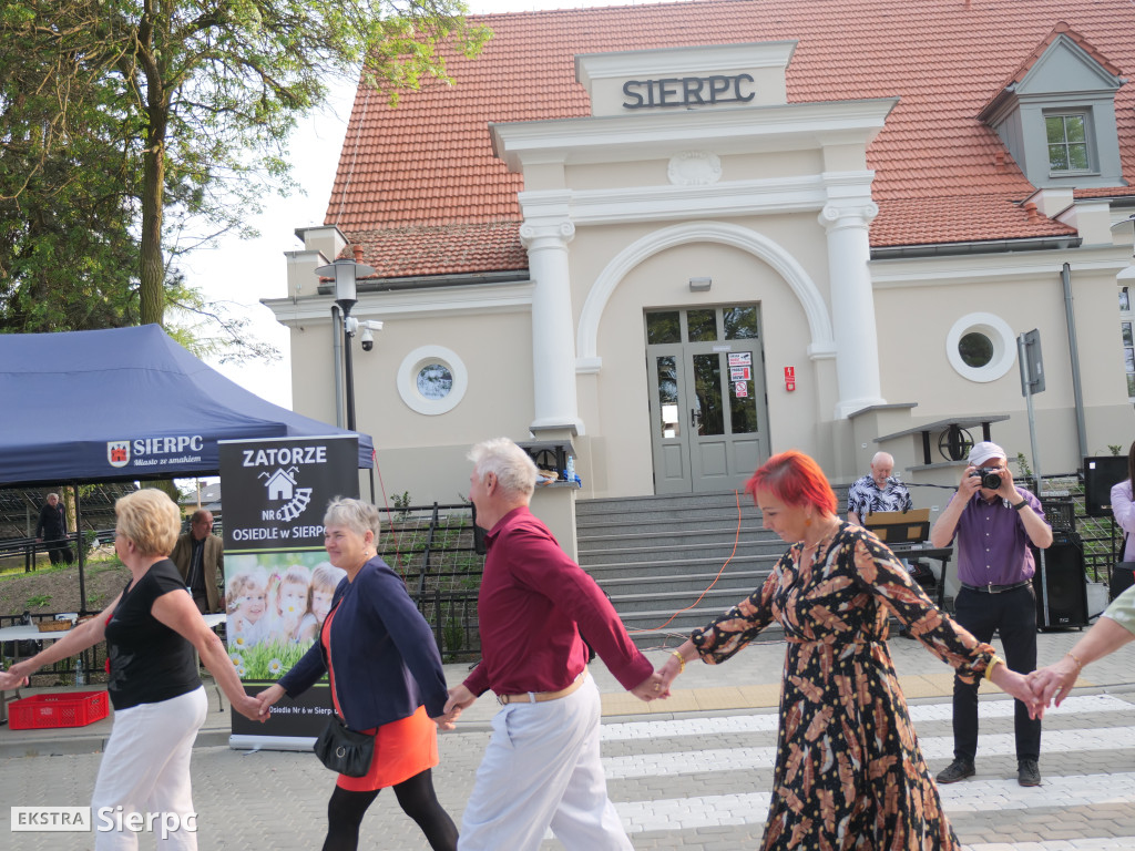 Potańcówka przed dworcem kolejowym w Sierpcu