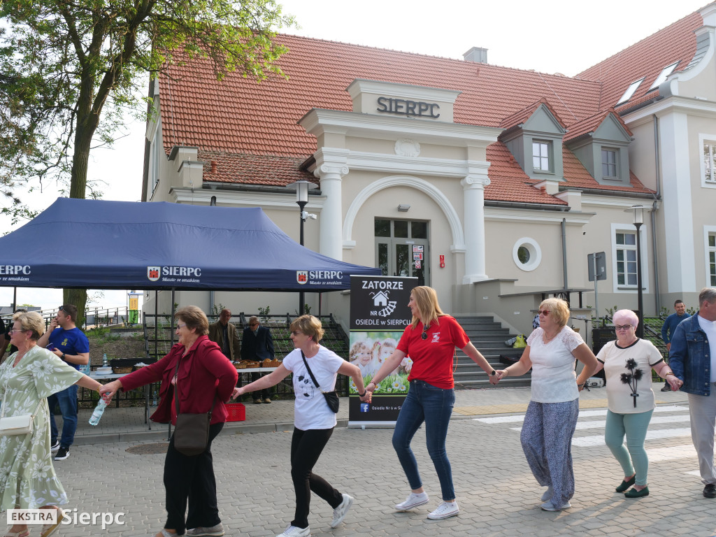 Potańcówka przed dworcem kolejowym w Sierpcu