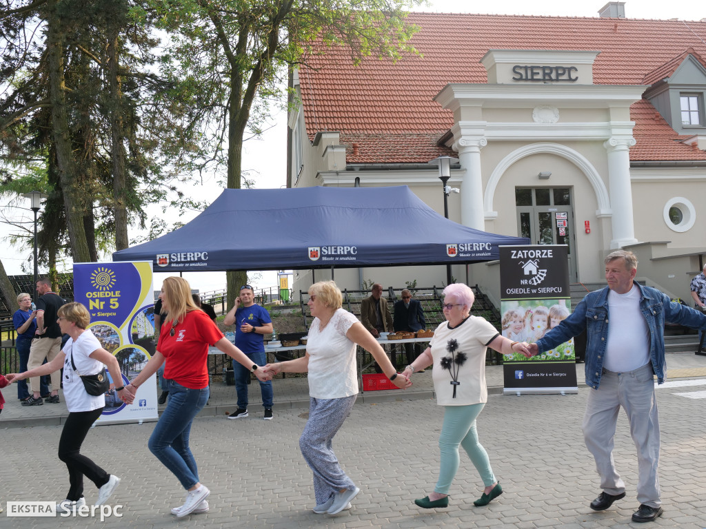 Potańcówka przed dworcem kolejowym w Sierpcu