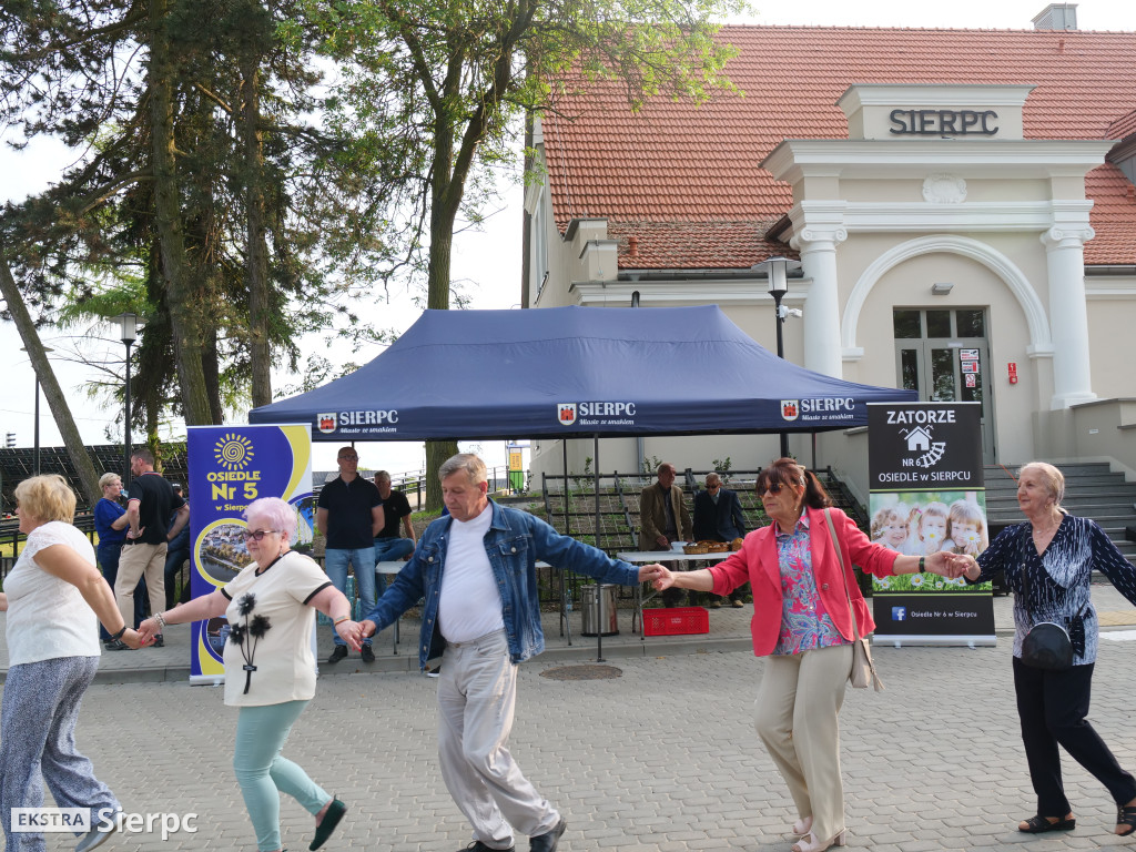 Potańcówka przed dworcem kolejowym w Sierpcu