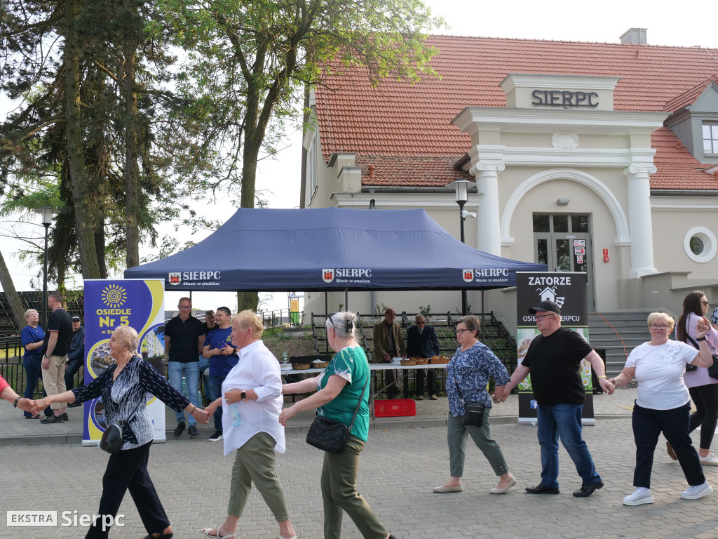 Potańcówka przed dworcem kolejowym w Sierpcu