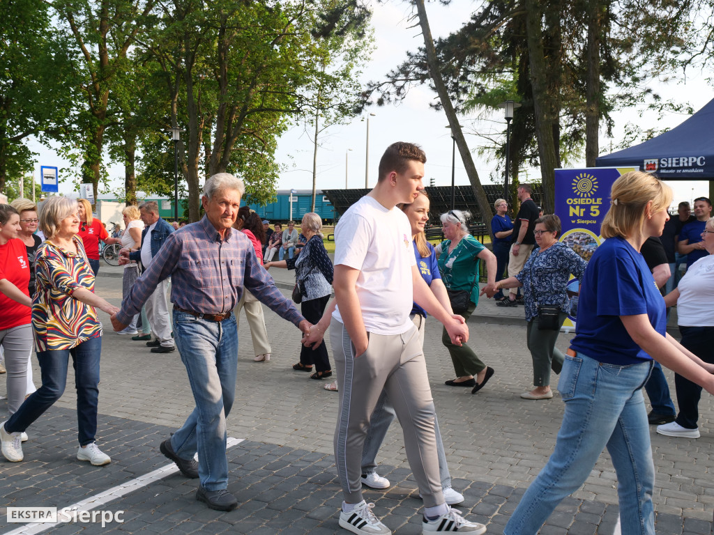 Potańcówka przed dworcem kolejowym w Sierpcu