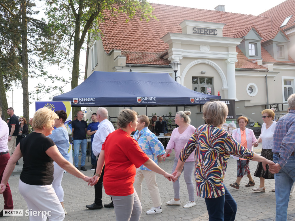 Potańcówka przed dworcem kolejowym w Sierpcu