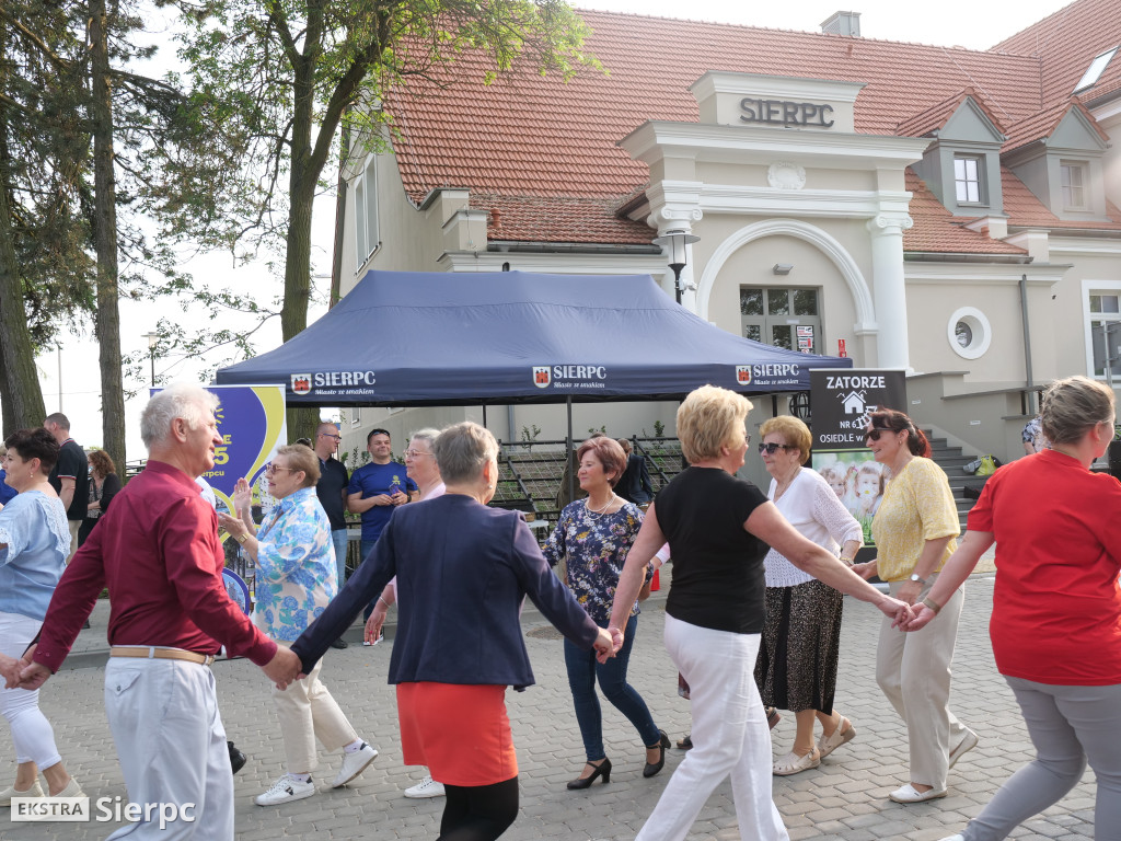 Potańcówka przed dworcem kolejowym w Sierpcu