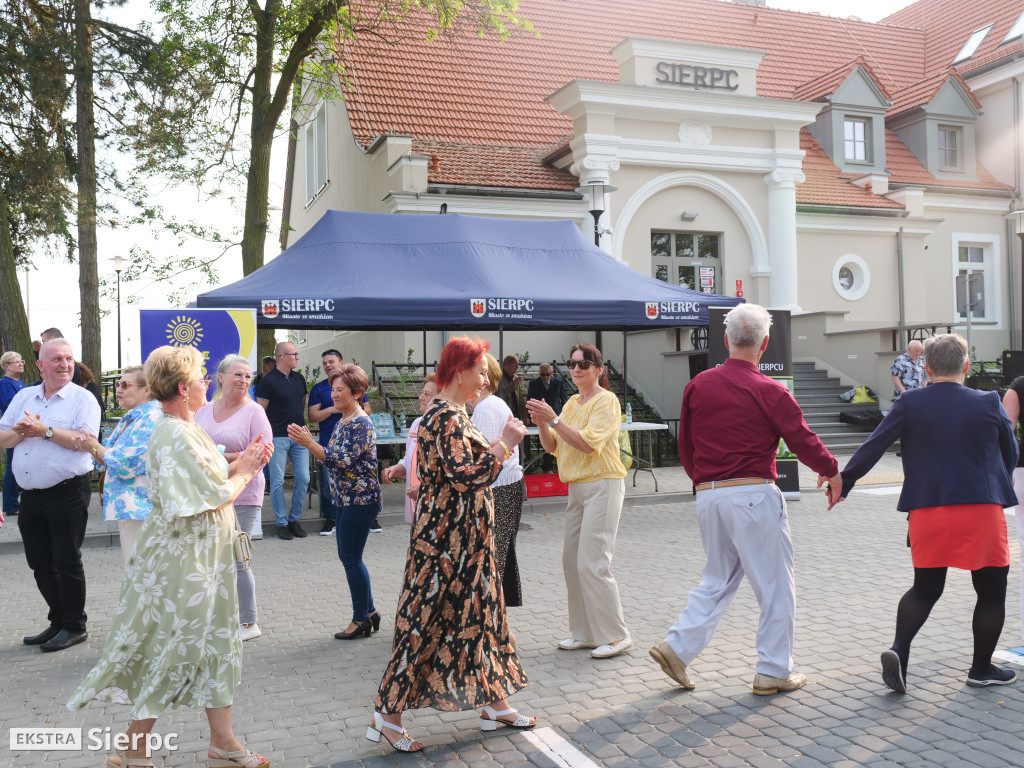 Potańcówka przed dworcem kolejowym w Sierpcu