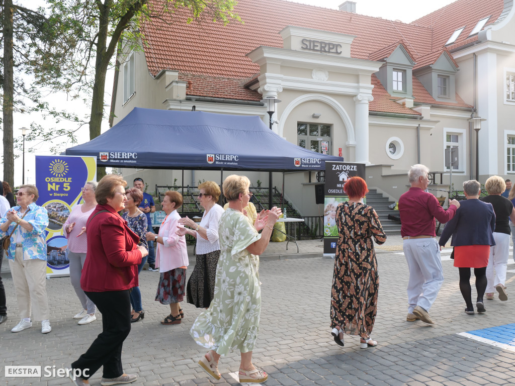 Potańcówka przed dworcem kolejowym w Sierpcu