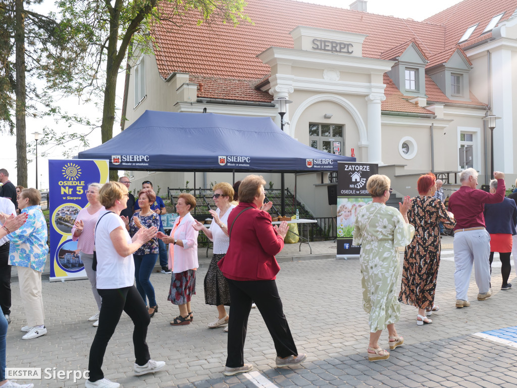 Potańcówka przed dworcem kolejowym w Sierpcu