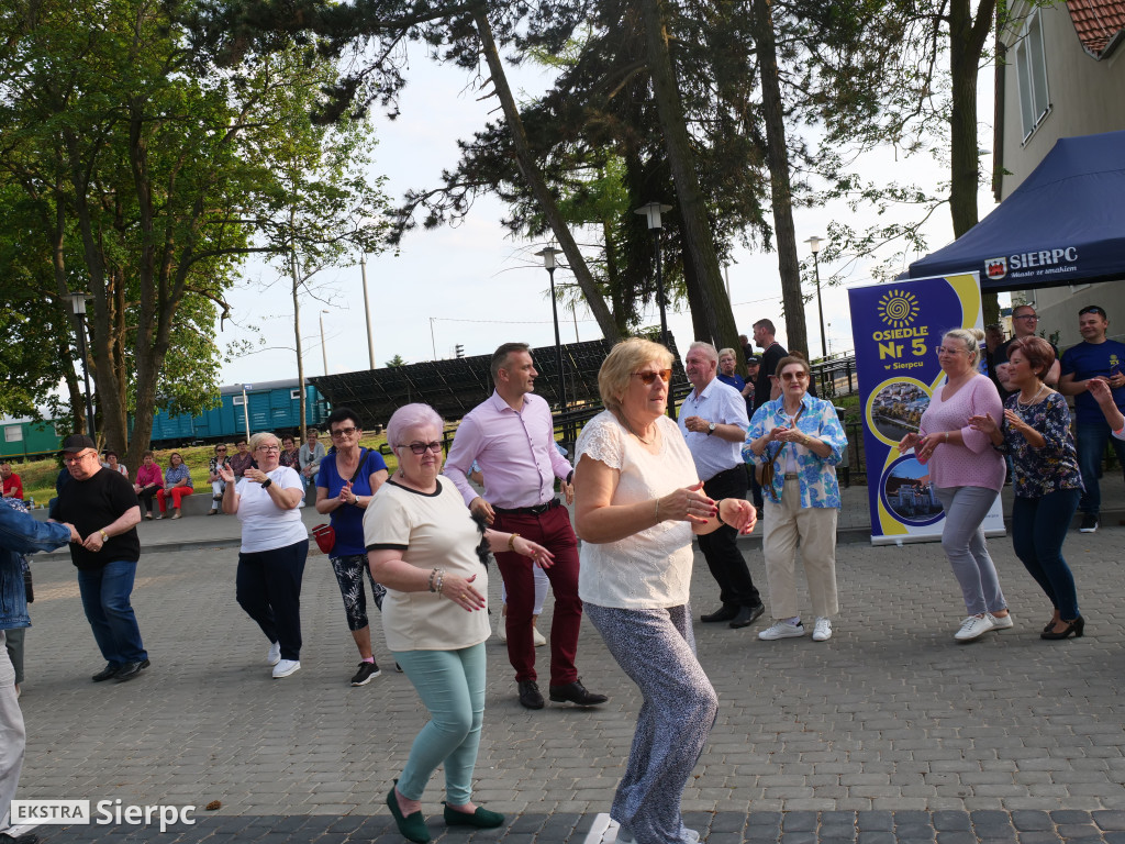 Potańcówka przed dworcem kolejowym w Sierpcu