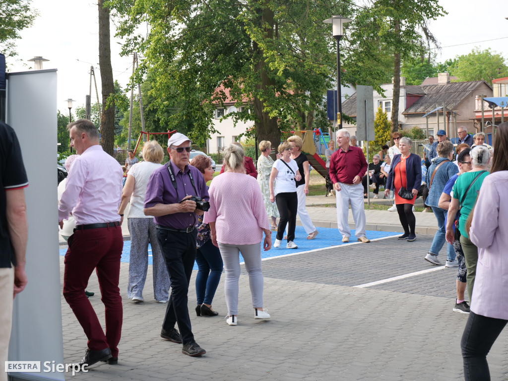Potańcówka przed dworcem kolejowym w Sierpcu