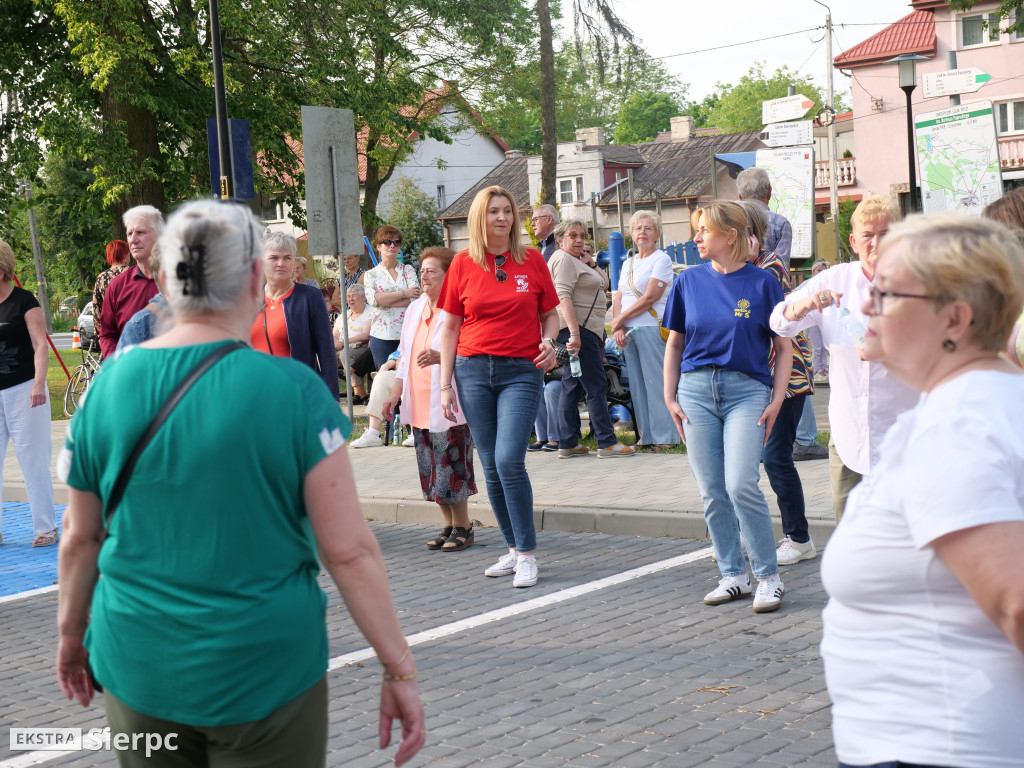 Potańcówka przed dworcem kolejowym w Sierpcu