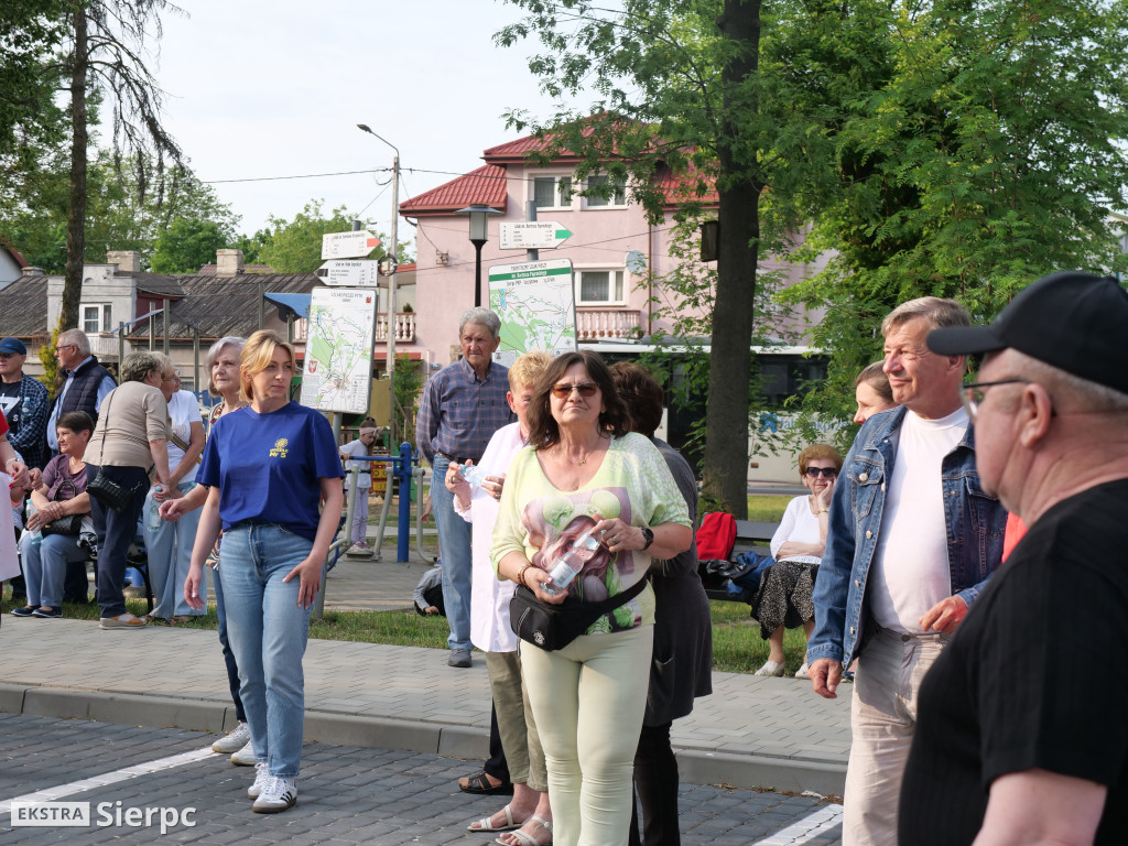 Potańcówka przed dworcem kolejowym w Sierpcu