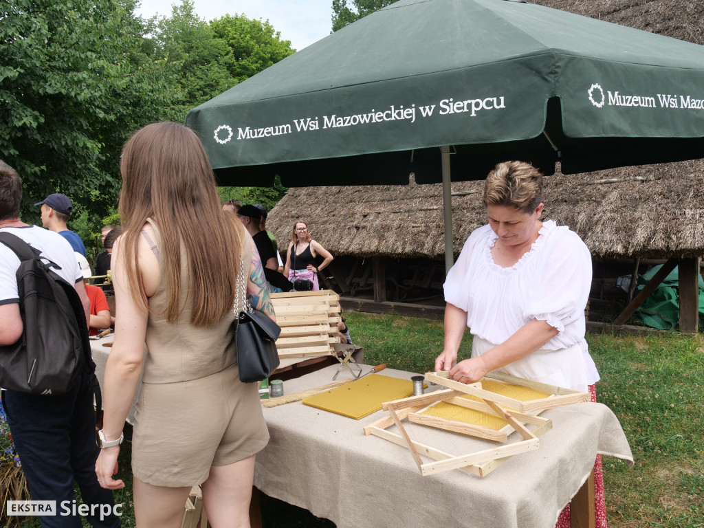 Miodobranie w skansenie