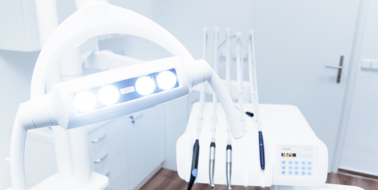 Innowacje w stomatologii: jak nowoczesne technologie przyspieszają leczenie pacjen