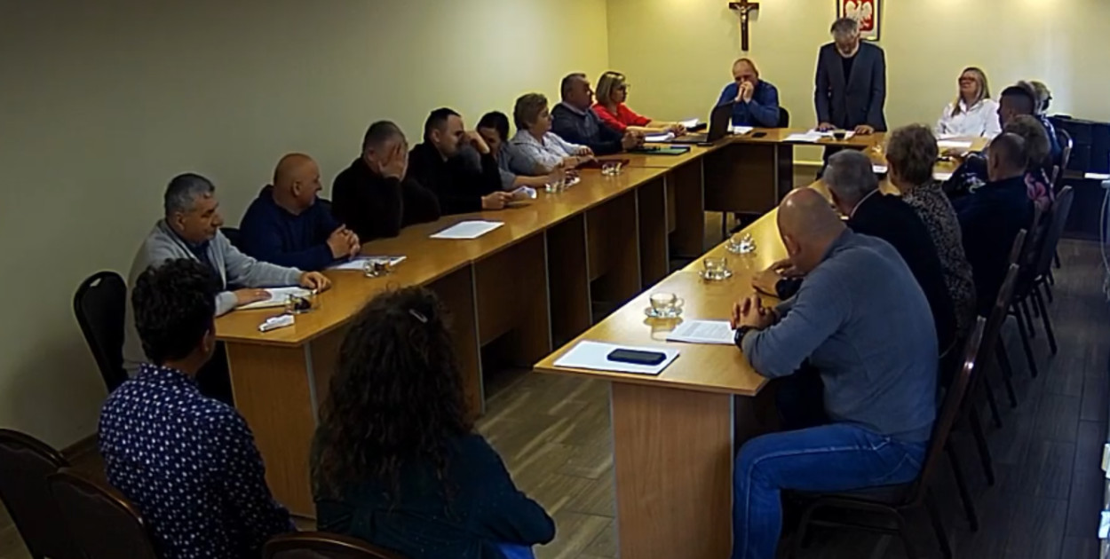Zrzut ekranu z wideo sesji Rady Gminy Szczutowo, marzec 2025 r.