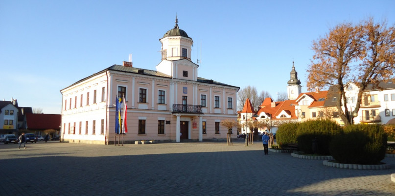 Na zdjęciu tuchowski ratusz i rynek w tle kościół św. Jakuba, fot. Tomasz Wantuch