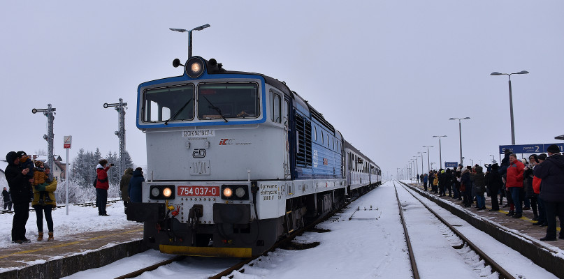 Lokomotywa 754 037-0 dzierżawiona przez spółkę PKP Intercity od Kolei Czeskich podczas postoju na stacji Sierpc z pociągiem TLK 54102 Flisak relacji Gdynia Główna – Katowice, fot. Szymon Suliński