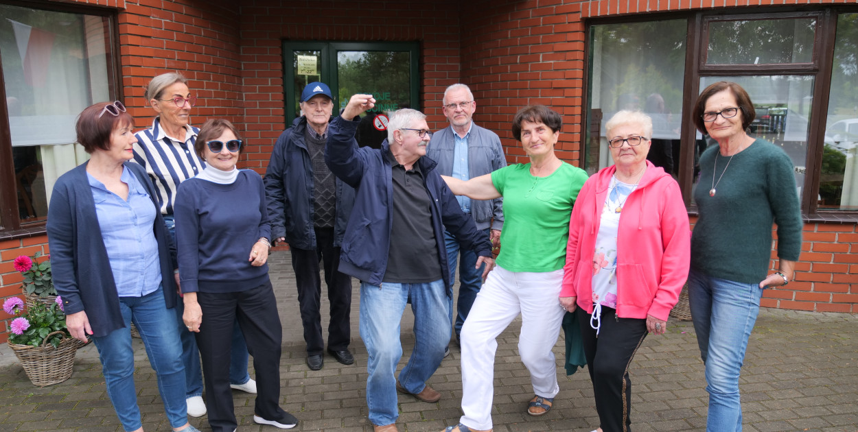 Zdjęcie od lewej: Irena Majkowska (Korpolińska), Jadwiga Płoszajska (Ptaszyńska), Nina Tomczak (Dworowska), Andrzej Skorłutowski, Jan Penszyński, Marek Zbierzchowski, Jadwiga Chmielewska (Ciarka), Elżbieta Białas (Matlewska) i osoba zawsze mile widziana na spotkaniach Zofia Adamska (Ciarka).