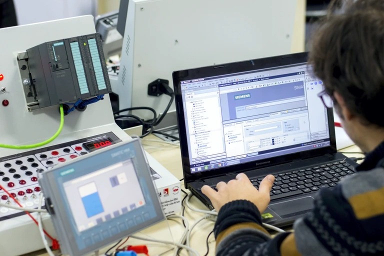 Integracja systemów automatyki przemysłowej na linii produkcyjnej