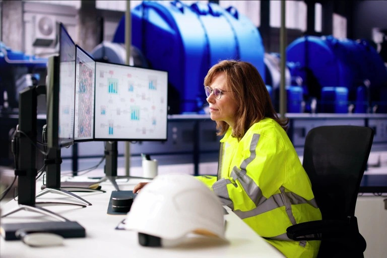 Operator monitorujący procesy produkcyjne w systemie SCADA