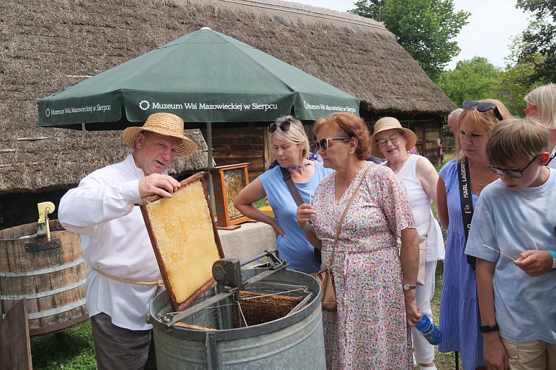 Miodobranie w skansenie