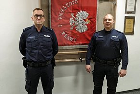 Policjanci uratowali kobietę i jej zwierzęta z pożaru-17987