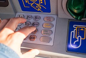 Z kont znikały pieniądze. Policja i bank badają ogólnopolski incydent-21210