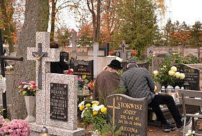 Savoir-vivre na 1 listopada. Jak się zachować podczas wizyty na cmentarzu?-21236