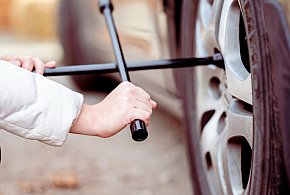 Z pozoru drobiazg, a może skończyć się tragedią. Urząd ostrzega kierowców-21285