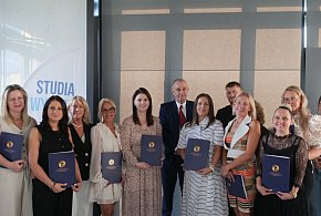 Uroczyste rozdanie dyplomów absolwentom-21576