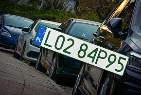 Tablice z zielonymi napisami na kolejnych autach. Nie chodzi o "elektryki"-22352