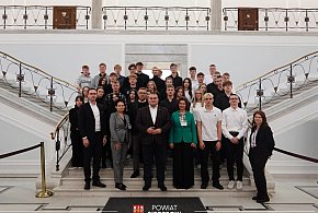 Starosta i uczniowie na wycieczce-22489