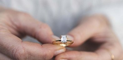 Minimalizm czy sztuka? Jak wybrać idealny pierścionek zaręczynowy?