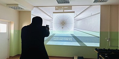 Mobilna strzelnica trafiła do szkoły w Zawidzu