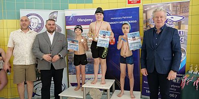 Młodzi pływacy na starcie