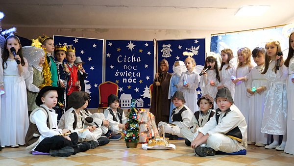 Fragment występu uczniów SP w Borkowie Kościelnym podczas wigilii seniorów z gminy Sierpc