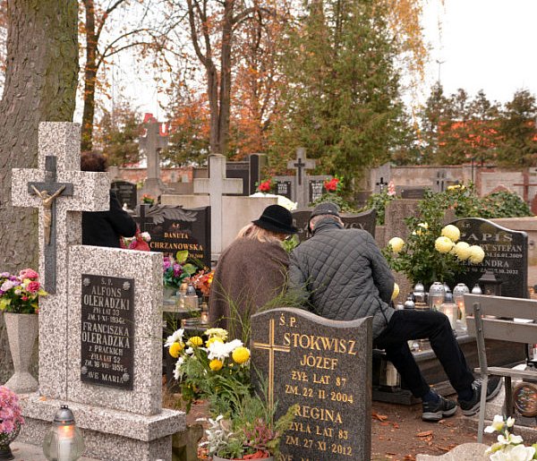 Savoir-vivre na 1 listopada. Jak się zachować podczas wizyty na cmentarzu?-21236