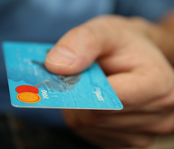 Fiskus skontroluje płatności kartą Polaków? Resort zabiera głos-21327