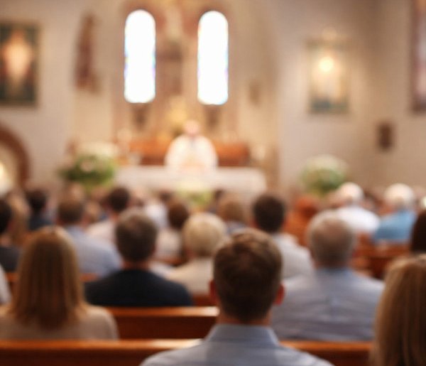 Ilu Polaków naprawdę chodzi do kościoła? Jedna statystyka szokuje-22173