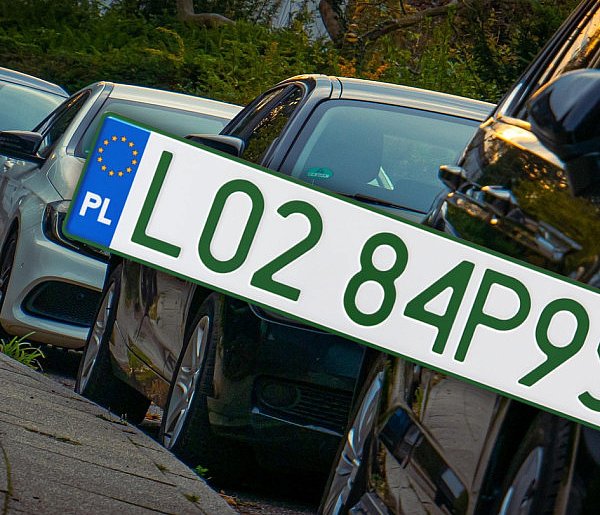 Tablice z zielonymi napisami na kolejnych autach. Nie chodzi o "elektryki"-22352