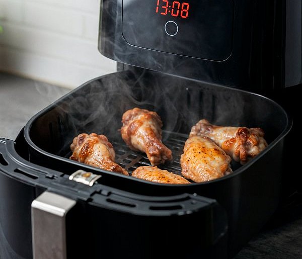 Popularny air fryer wycofany z rynku. Masz ten model w kuchni?