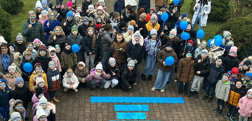 Spacer w niebieskich okularach