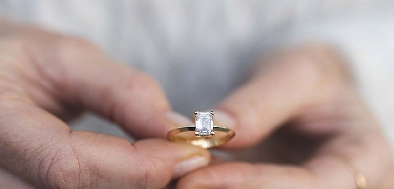 Minimalizm czy sztuka? Jak wybrać idealny pierścionek zaręczynowy?