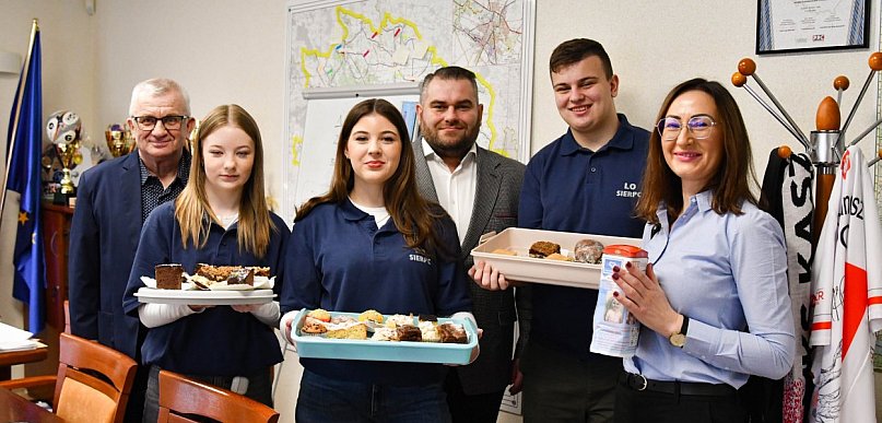 Sprzedawali ciasta, odwiedzili urzędy. Pomagają Marysi