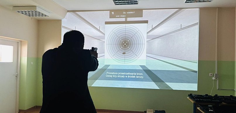 Mobilna strzelnica trafiła do szkoły w Zawidzu