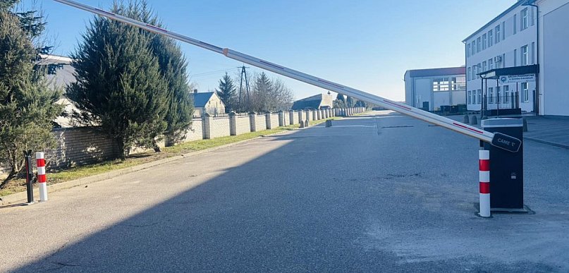 Szlaban przy szkołach